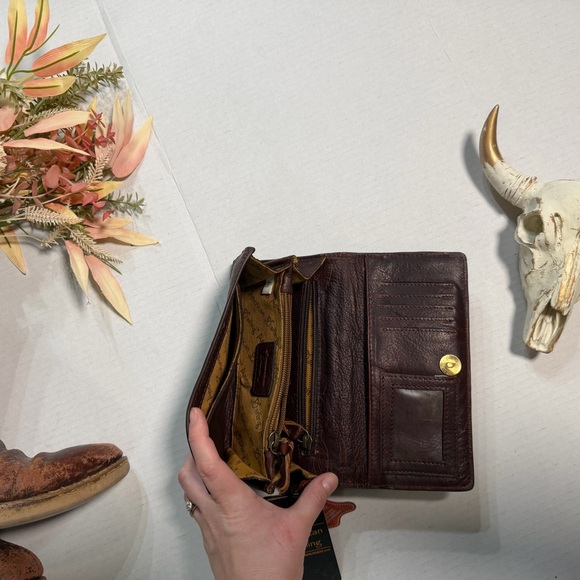 American Darling Brown Leather Crossbody Bag with Intricate Design - Picture 3 of 3